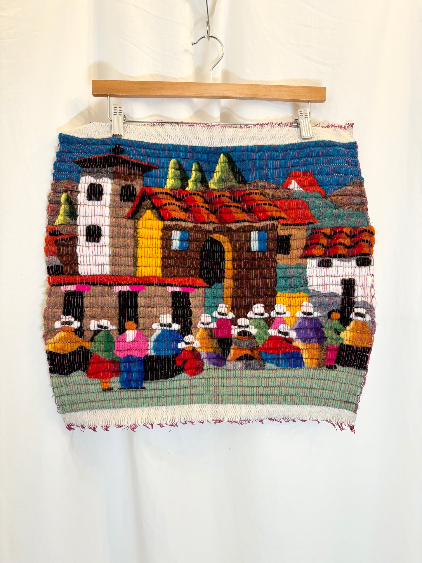 Handwoven textile with thick yarn