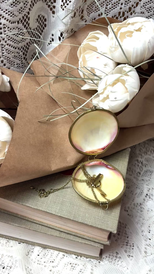 Rare vintage Capriz Mother Of Pearl Shell Trinket Box Pillbox