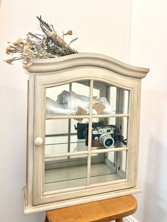 THE BOMBAY COMPANY Country Style Display Cabinet