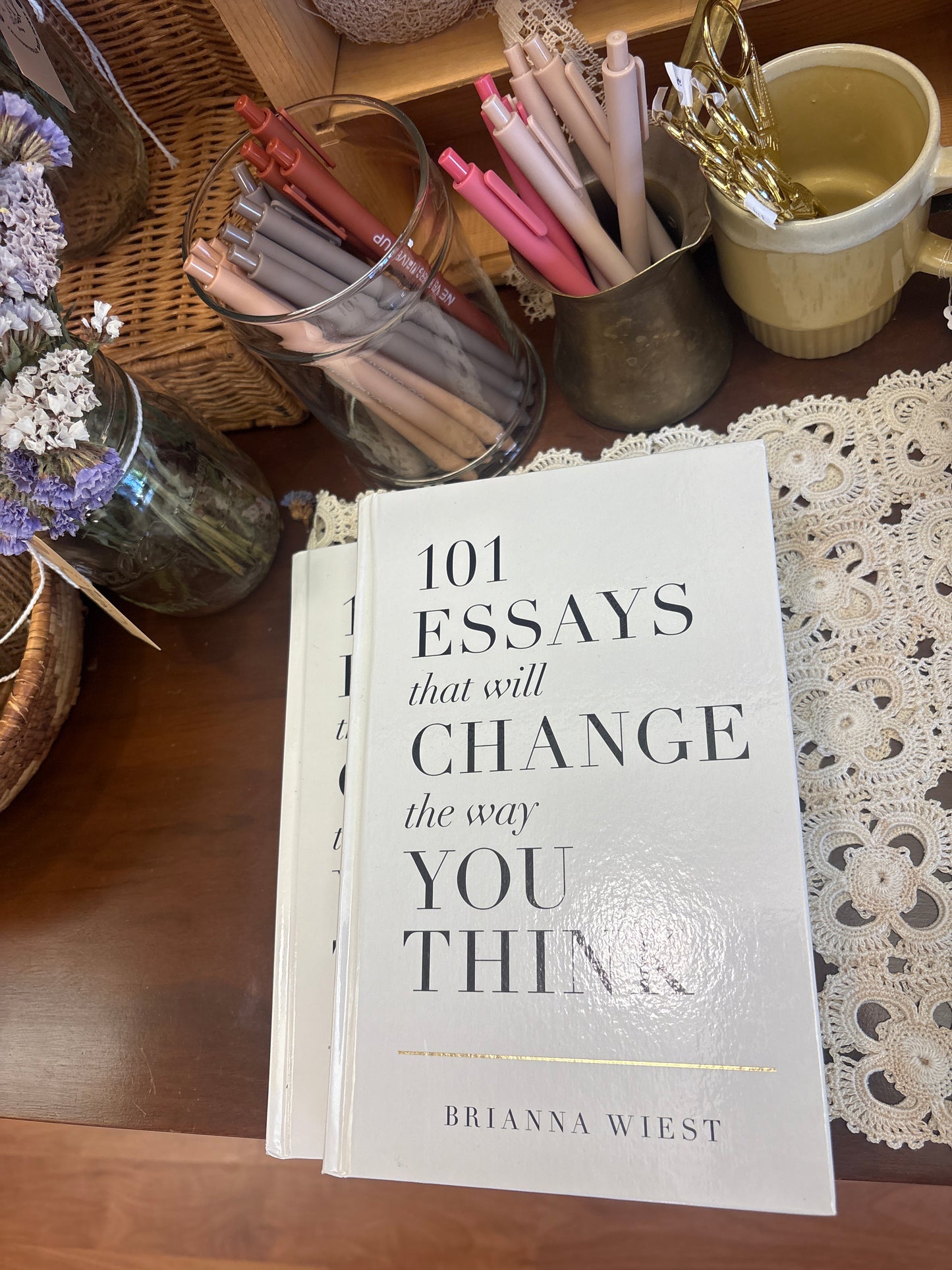 101 Essays That Will Change the Way You Think - Book