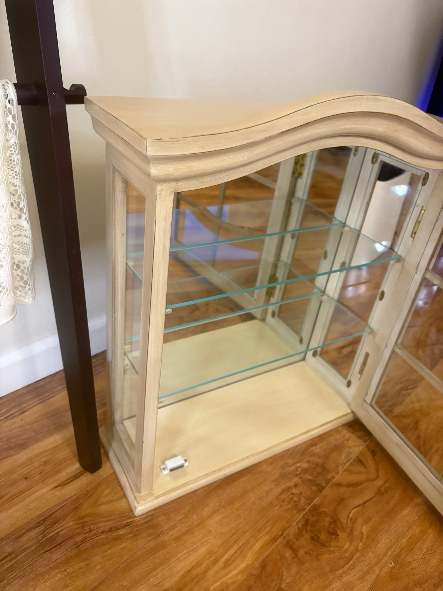 THE BOMBAY COMPANY Country Style Display Cabinet