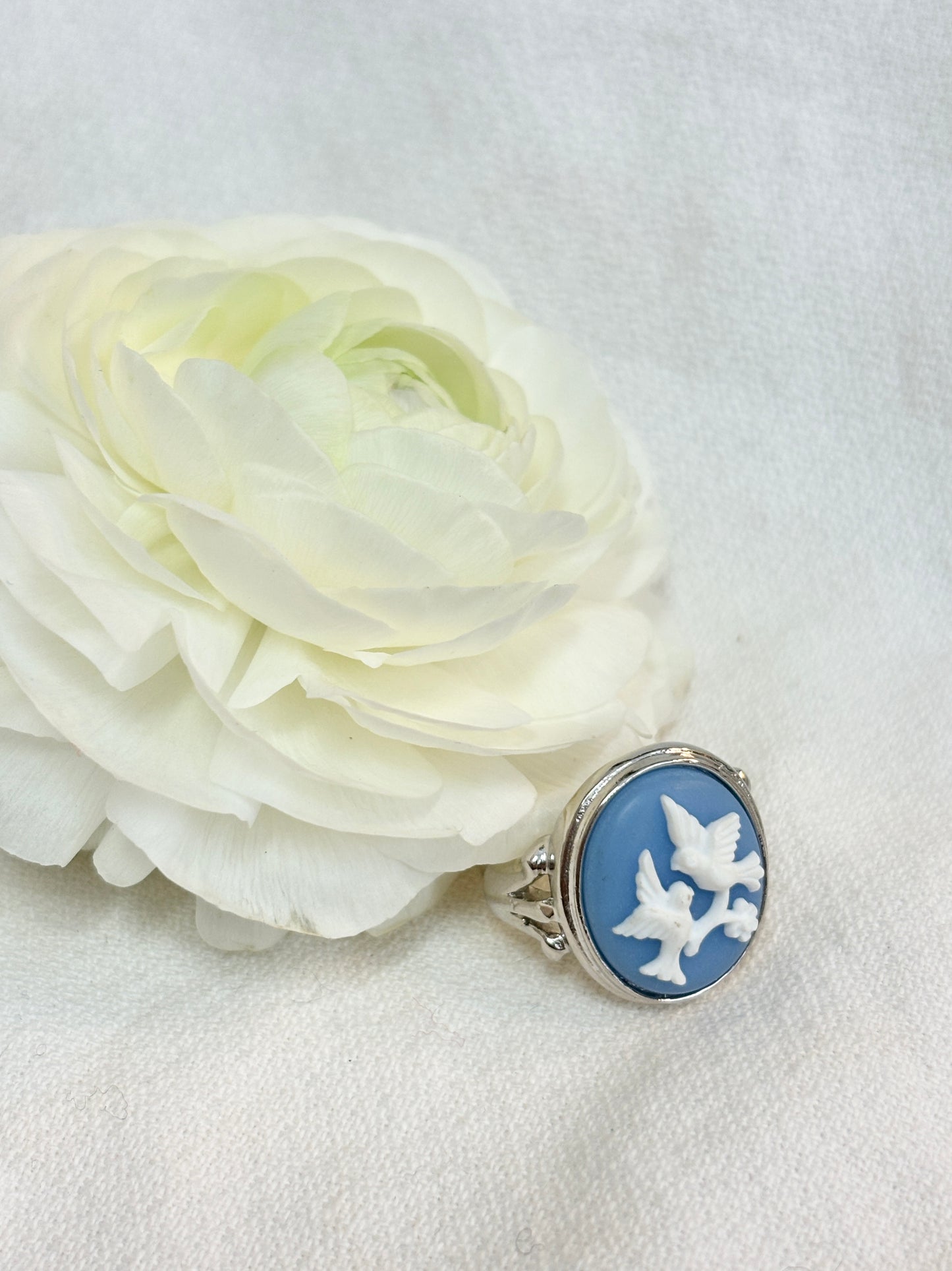 Avon 1980s Wedgwood-Style Blue Cameo Ring – Two Doves, Size 5