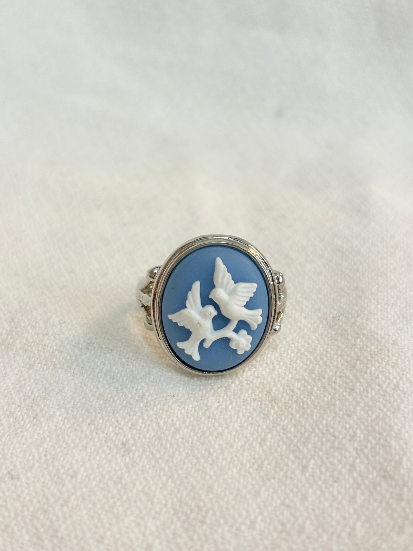 Avon 1980s Wedgwood-Style Blue Cameo Ring – Two Doves, Size 5