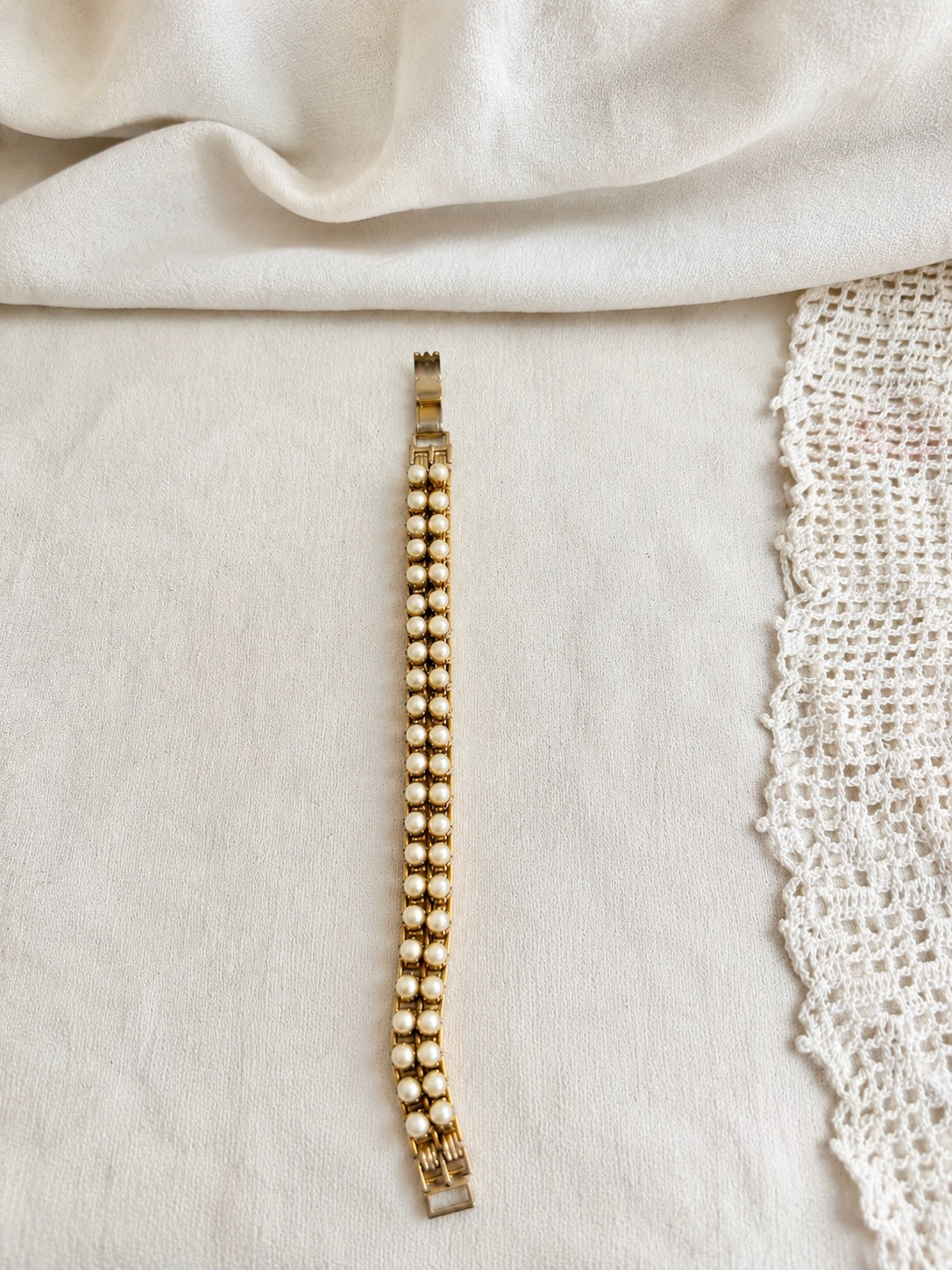 Vintage Gold Tone Faux Pearl Bracelet 8"