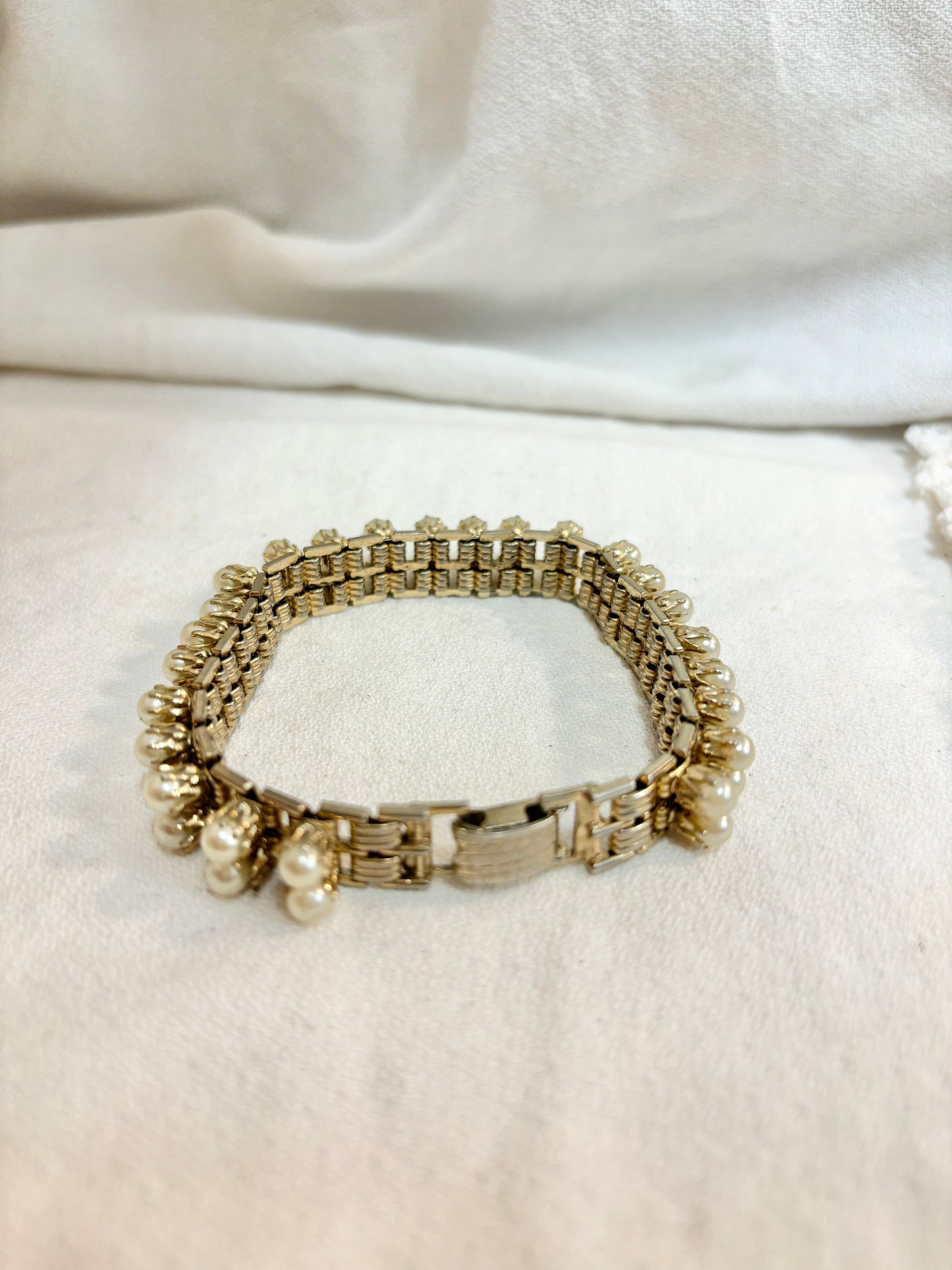 Vintage Gold Tone Faux Pearl Bracelet 8"